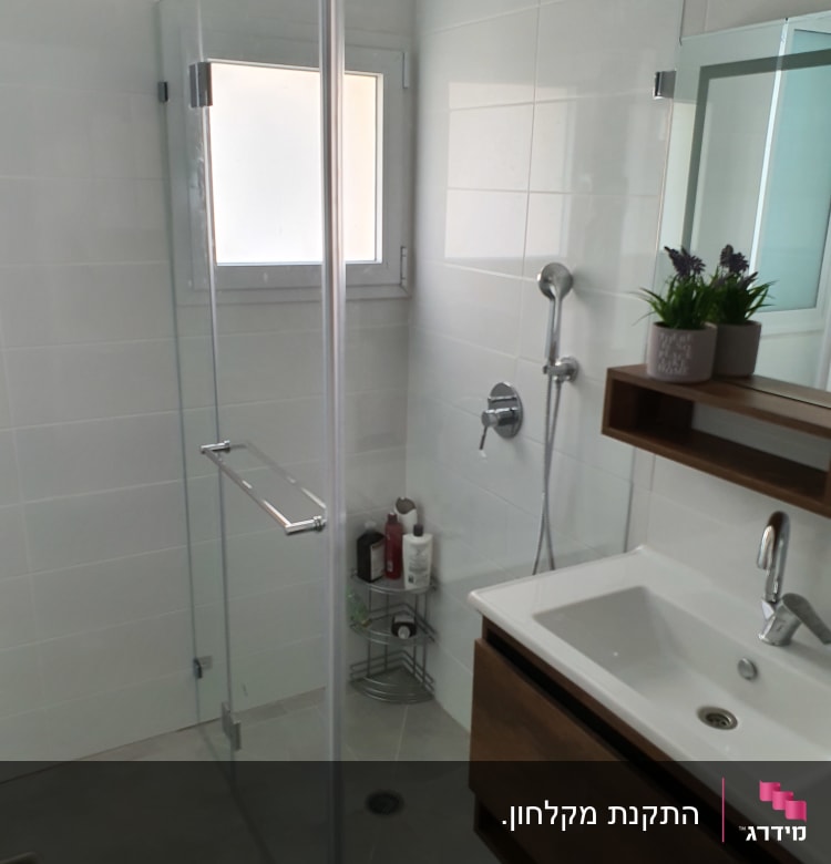 מקלחון זכוכית עם ראש מקלחת עגול ומדף מוצרים